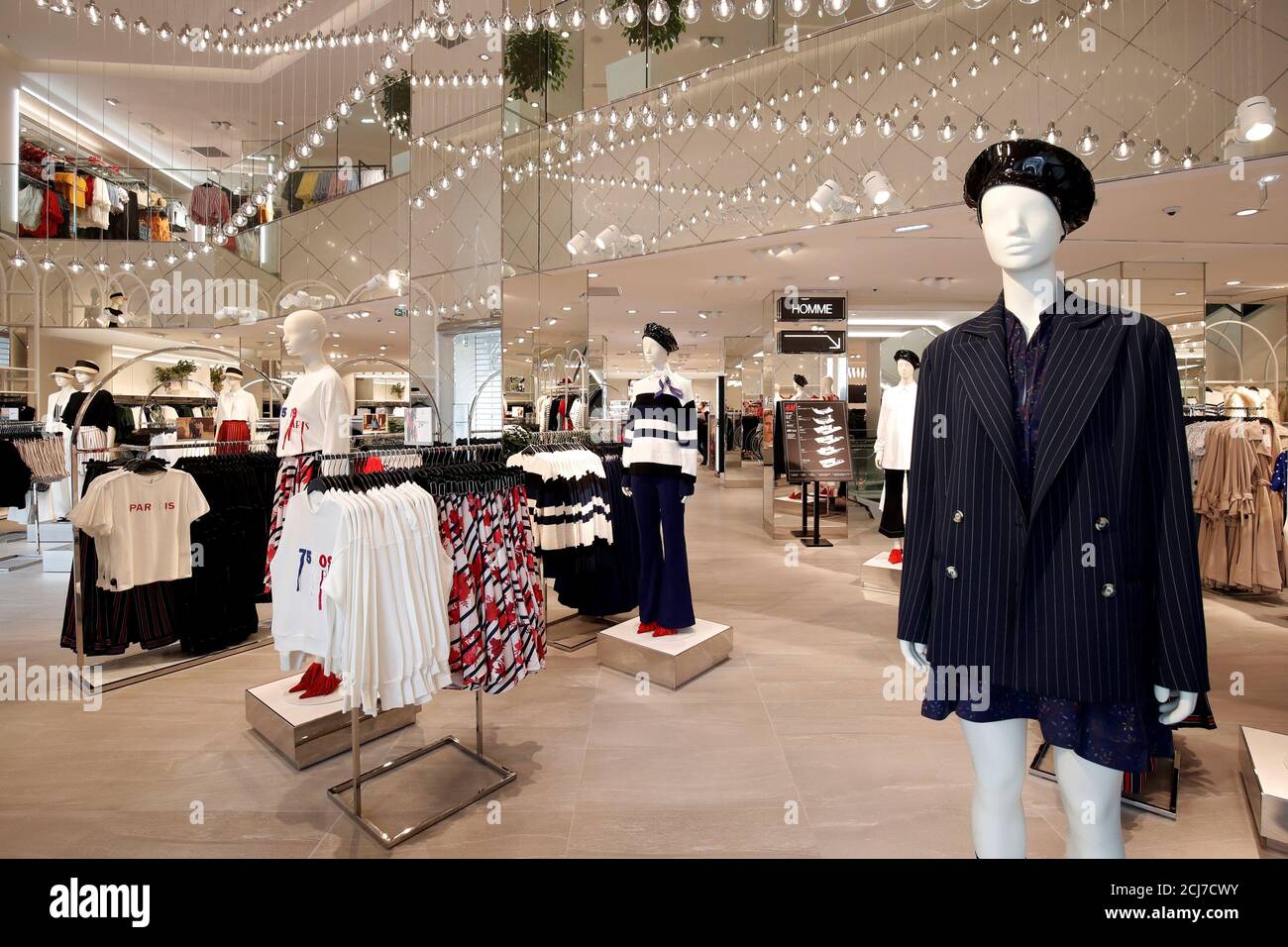 Mannequins zeigt Damenbekleidung im Flagship Store von Hennes & Mauritz ab ( H&M) in Paris, Frankreich, 18. Juni 2018. REUTERS/Benoit Tessier  Stockfotografie - Alamy