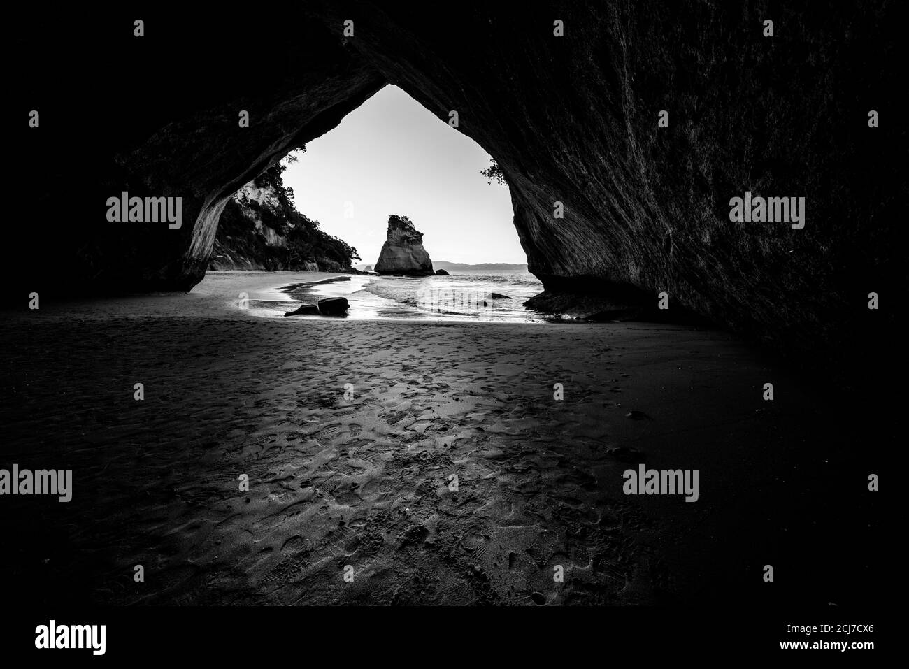 Landschaftlich schöner Blick durch den natürlichen Bogen der Cathedral Cove auf der Halbinsel Coromandel Neuseeland. Stockfoto