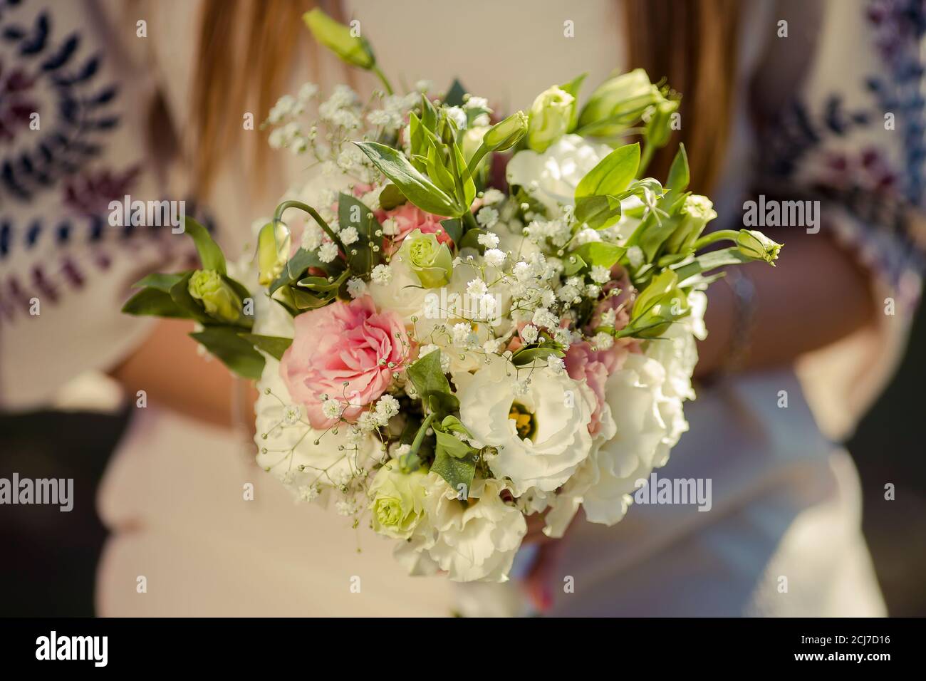 Blumengeschäft Hände mit großen Blumenstrauß Stockfoto