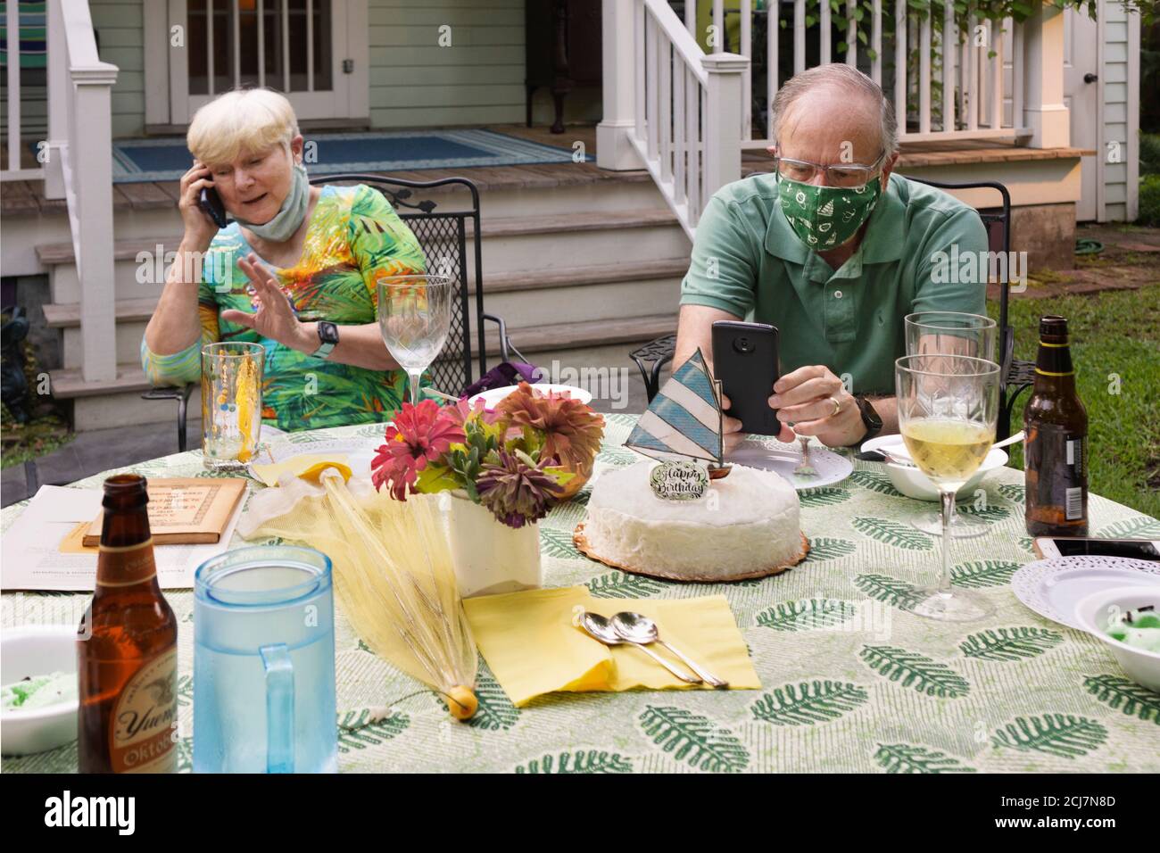 Seniorenpaar feiert einen Geburtstag im Freien während der Covid 19 Pandemie. Stockfoto