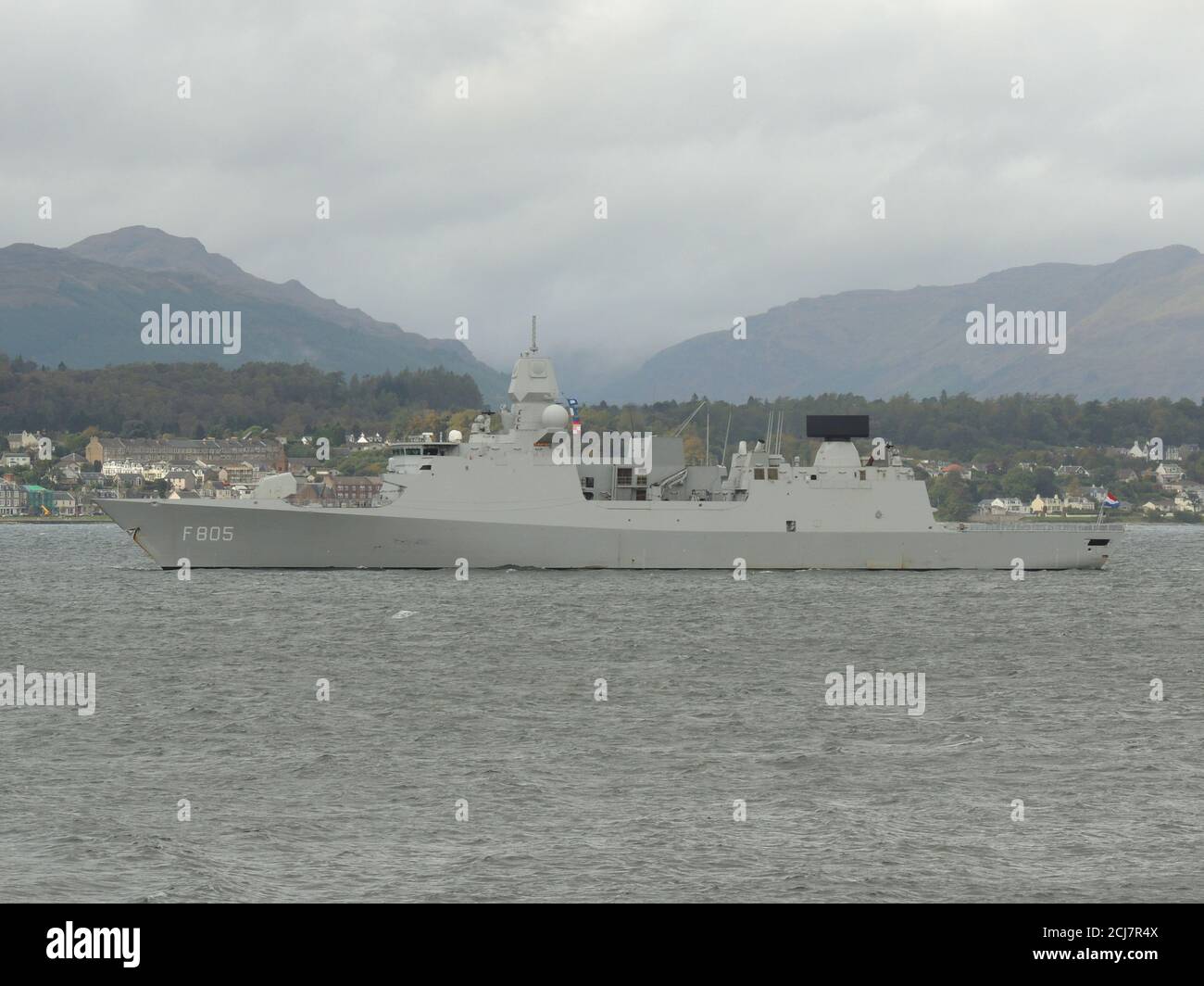 HNLMS Evertsen (F805), eine Fregatte der De Zeven Provincien-Klasse, die von der niederländischen Marine betrieben wird und Gourock während der Übung Joint Warrior 12 passiert. Stockfoto