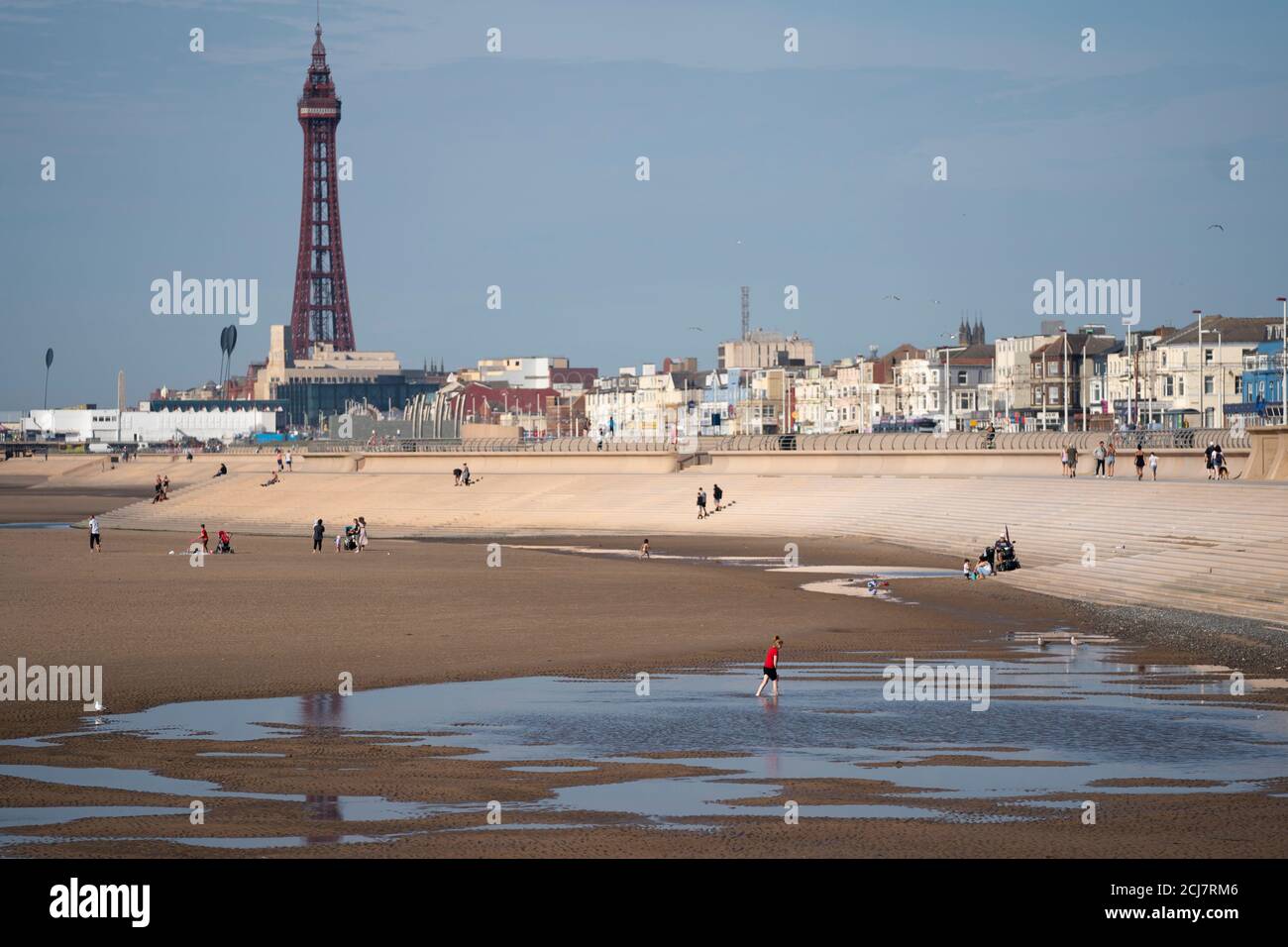 Blackpool, Großbritannien. September 2020. Am 14. September 2020 werden Menschen am Strand in Blackpool, Großbritannien, gesehen. Um den Anstieg der Coronavirus-Fälle einzudämmen, sind in Großbritannien am Montag neue Grenzen für soziale Zusammenkünfte in Kraft getreten, was bedeutet, dass es in den meisten Regionen jetzt illegal ist, Gruppen von mehr als sechs Personen zu treffen. Die „Sechserregel“ begann um Mitternacht in England, Wales und Schottland, um den jüngsten Anstieg der Coronavirus-Infektionen einzudämmen. Quelle: Jon Super/Xinhua/Alamy Live News Stockfoto