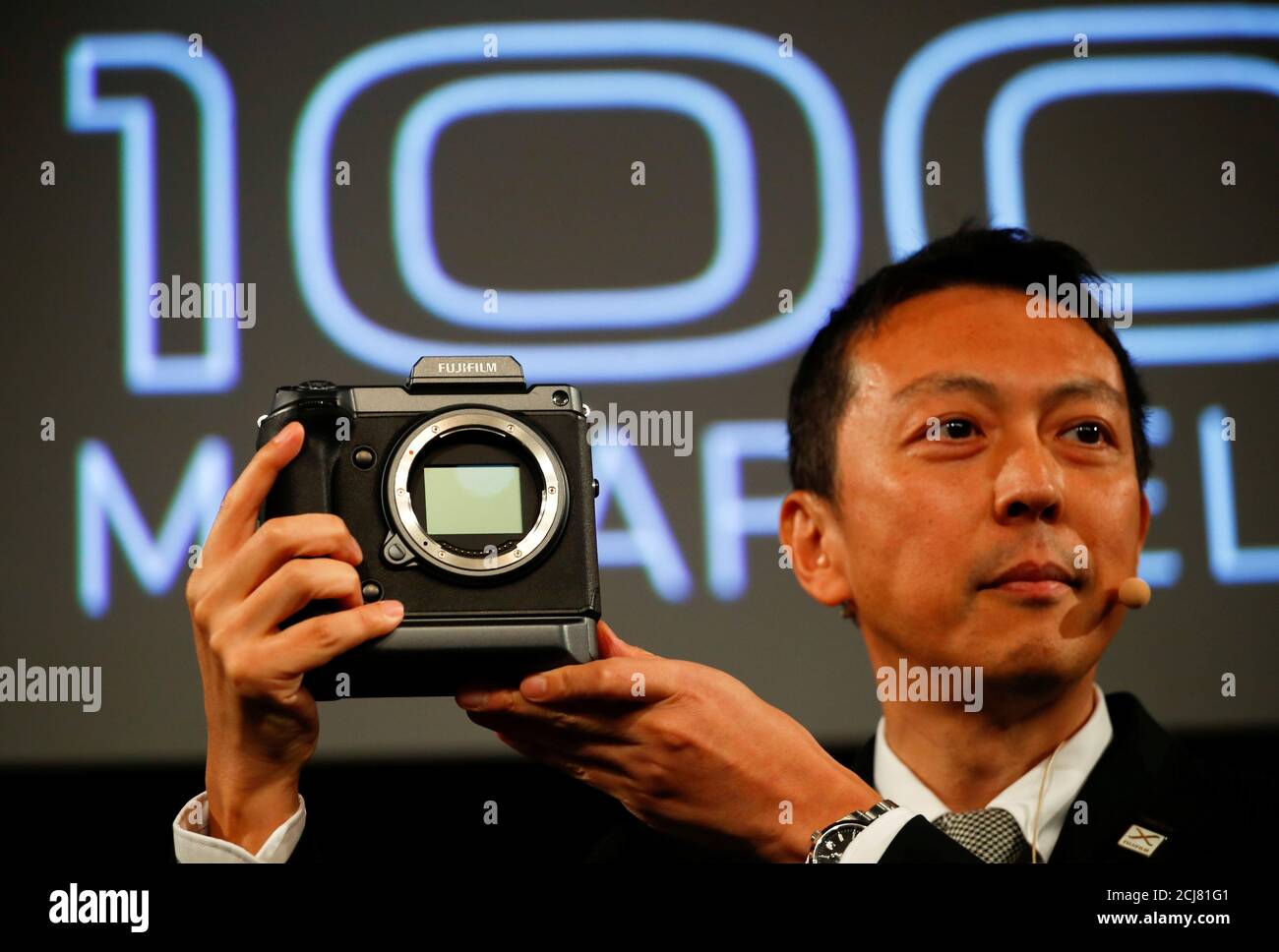 Toshihisa Iida, General Manager der Fujifilm-Sparte für optische Geräte und  elektronische Bildverarbeitungsprodukte, stellt mit der GFX 100S, der  weltweit ersten 100-Megapixel-Kamera, die 2019 für 10,000 US-Dollar  erhältlich ist, während des ...