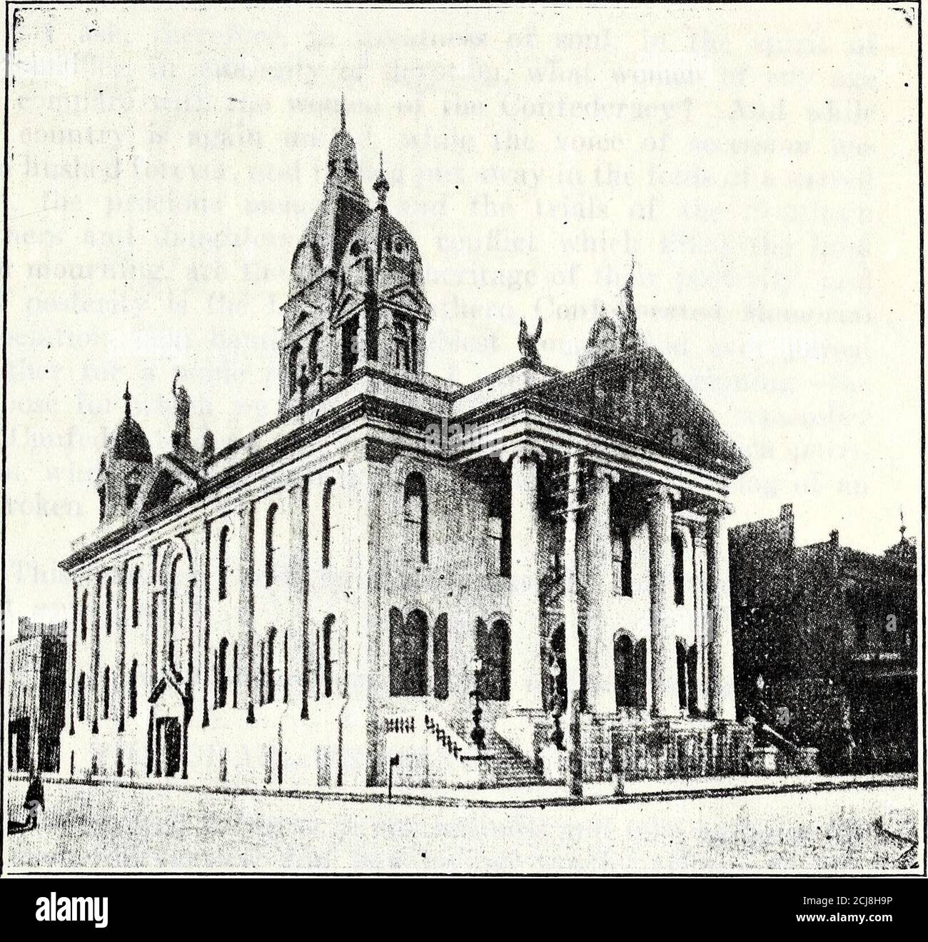 . Minuten U.C.V . Kind athome an Ihrem Mut mit Schreien für Brot, Ihre Treue Hoffnung und Geduld, um die vwd, Ihr Vertrauen in Gott geklammert. Ihr Mut, der alle Tiefen und Schwärme von Misfor-Melodie Klang, Ihre Kampfhymne für Heimat und Heimat Risingheavenward über dem Gebrüll von hundert stürmischen Wettbewerben. Ihre Knochen sind heute in unbekannten Gräbern verschmolzen, aber jedes dieser Gräber kräht, bis der reveille der reurreeti mder Staub von als Ritterlich ein Ritter wie immer fiel auf seinen zerschellten Schild. Diese Gräber mögen den Menschen unbekannt sein. Aber n* Adresse von Rev. E. C. De la Moriniere. 131 Stockfoto