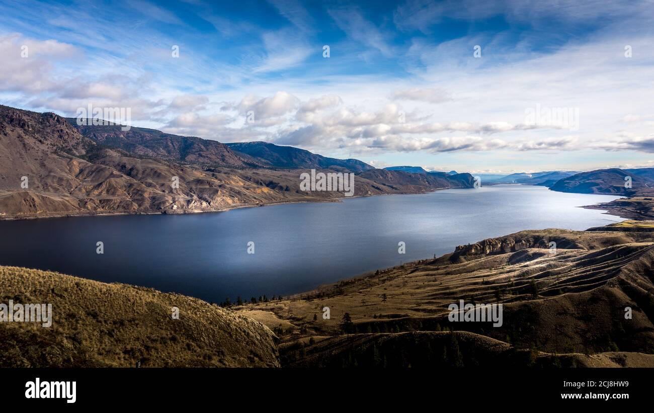 Herbstfarben der Berge rund um den Kamloops Lake entlang des Trans Canada Highway in British Columbia, Kanada Stockfoto
