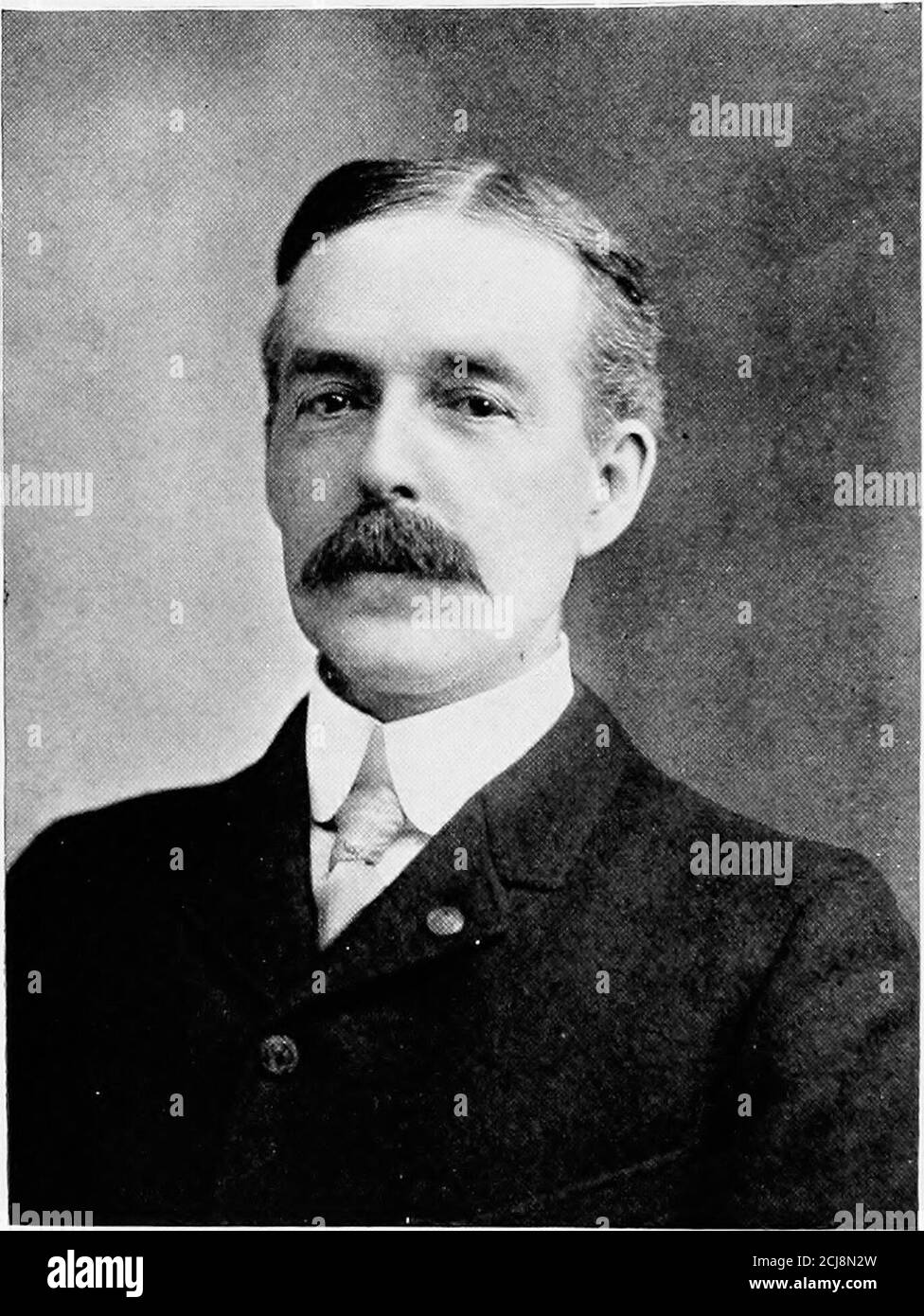 . Geschichte des Zwölften Regiments, Rhode Island Freiwillige, im Bürgerkrieg, 1862-1863 . s Sie hatten den Mann mit dem Ochsenwagen 230 HISTOET DES ZWÖLFTEN REGIMENTS voller guter Dinge begegnet. Er hatte ihnen nicht von unserem Zug erzählt, sonst wären sie nicht so überrascht gewesen, als sie uns trafen.wie es war, hatten sie den alten Mann von all seinen Süßspeisen gereinigt. Die Straße, auf der sie sich zurückzogen, war fast eine halbe Meile mit Pasteten, Kuchen, Keksen usw. übersät. Die Pris-oners, die wir genommen hatten, sagten, sie hatten sechzig Männer und erwartete Wiederverstärkungen vor Nacht. Über Mittag CaptainHigley dachte es am besten Stockfoto