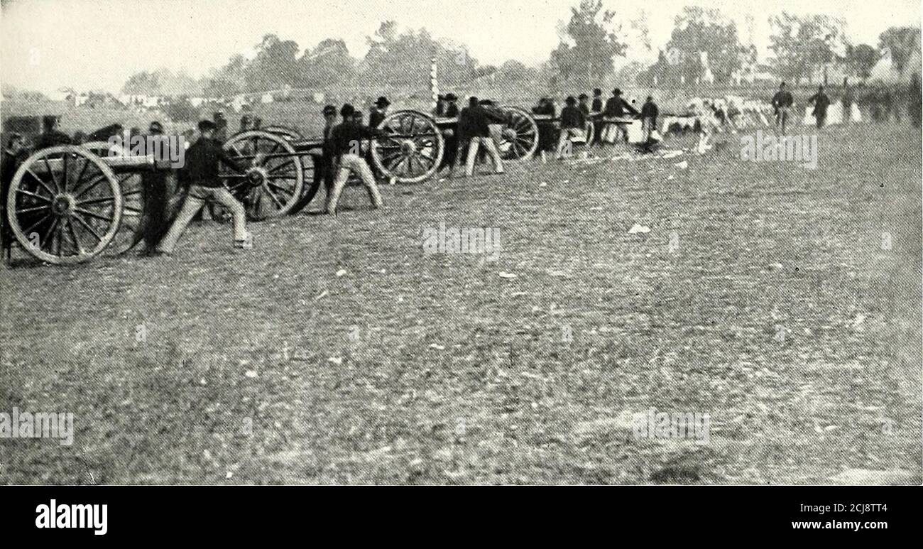 . Die fotografische Geschichte des Bürgerkrieges: In zehn Bänden. GETTING THE RANGE Dies ist ein weiteres Foto unter f3re aufgenommen und zeigt uns BatteryB, erste Pennsylvania Light Artillery, in Aktion vor Petersburg,1864. Brady, der erfahrene Fotograf, erhielt die Permission, um ein Bild von Coopers Battery, in Position fürBattle zu machen. Der erste Versuch provozierte das Feuer der Konföderierten, die meinten, dass die Vorwärtslaufen der Artilleristen mit feindseliger Absicht war. Die konföderierten Geschütze erschreckte Brady Shorse, die mit seinem Wagen und seinem Assistenten ablief, verwüstete und zerstörte seine Kumpeln Stockfoto
