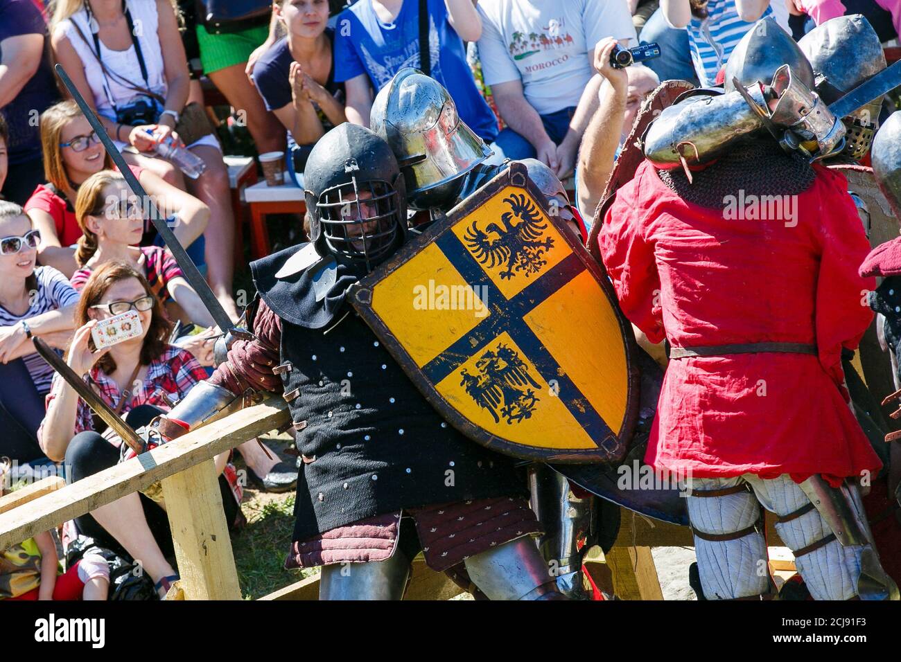 Knight Tournament. Mittelalterliche Restauratoren kämpfen mit Schwertern in Rüstung bei einem ritterlichen Turnier Stockfoto