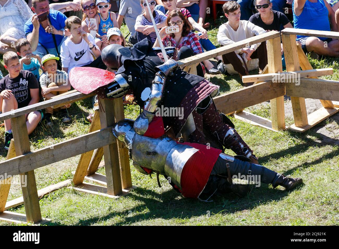 Knight Tournament. Mittelalterliche Restauratoren kämpfen mit Schwertern in Rüstung bei einem ritterlichen Turnier Stockfoto