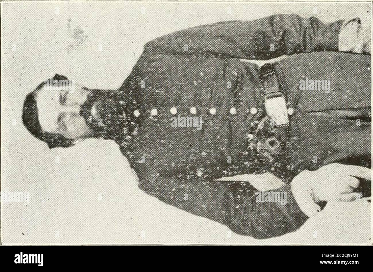 . Geschichte der achtzig-fünften Indiana Freiwilligen Infanterie, ihre Organisation, Kampagnen und Schlachten . o hn n) CJ H J3 PRF U W PQ Be « a ff! ffi -• £ U U J. INDIANA FREIWILLIGE INFANTERIE. 35 und Crawford erniedrige sein Schwert, und mit Eid sagten sie, sie würden sein Gehirn ausblasen, wenn er sein Schwert nicht auf einmal surrendering. Der Hauptmann sagte, Jungen, du hast den Tropfen auf mich und wenn du mein Schwert haben musst, werde ich es entschnallen. Seien Sie schnell, war die Antwort, und aufstehen sei-hinter mir, sagte der Führer, ich bin net tun es, sagte der Kapitän, und mit einem anderen Eid der Führer sagte, ich werde Sie hier lassen - mit seinem Revolver dow Stockfoto