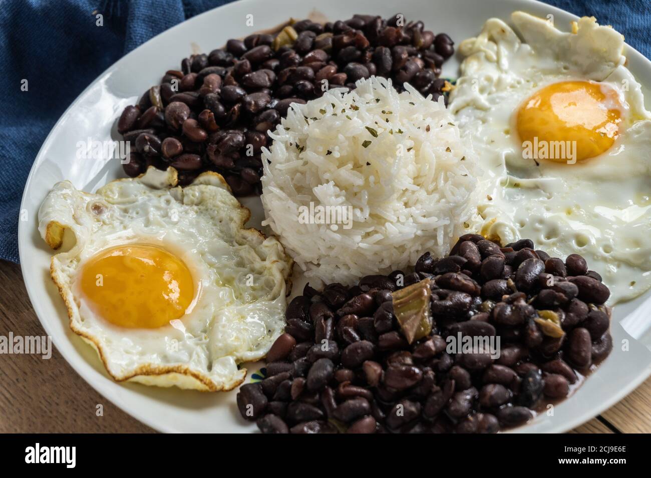 Gericht der traditionellen kubanischen Küche mit schwarzen Bohnen, Reis und Eiern Stockfoto