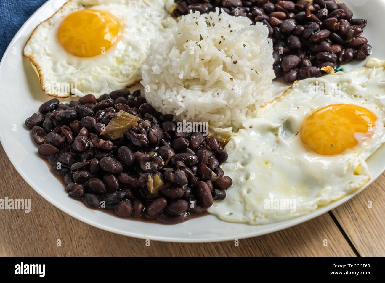 Gericht der traditionellen kubanischen Küche mit schwarzen Bohnen, Reis und Eiern Stockfoto