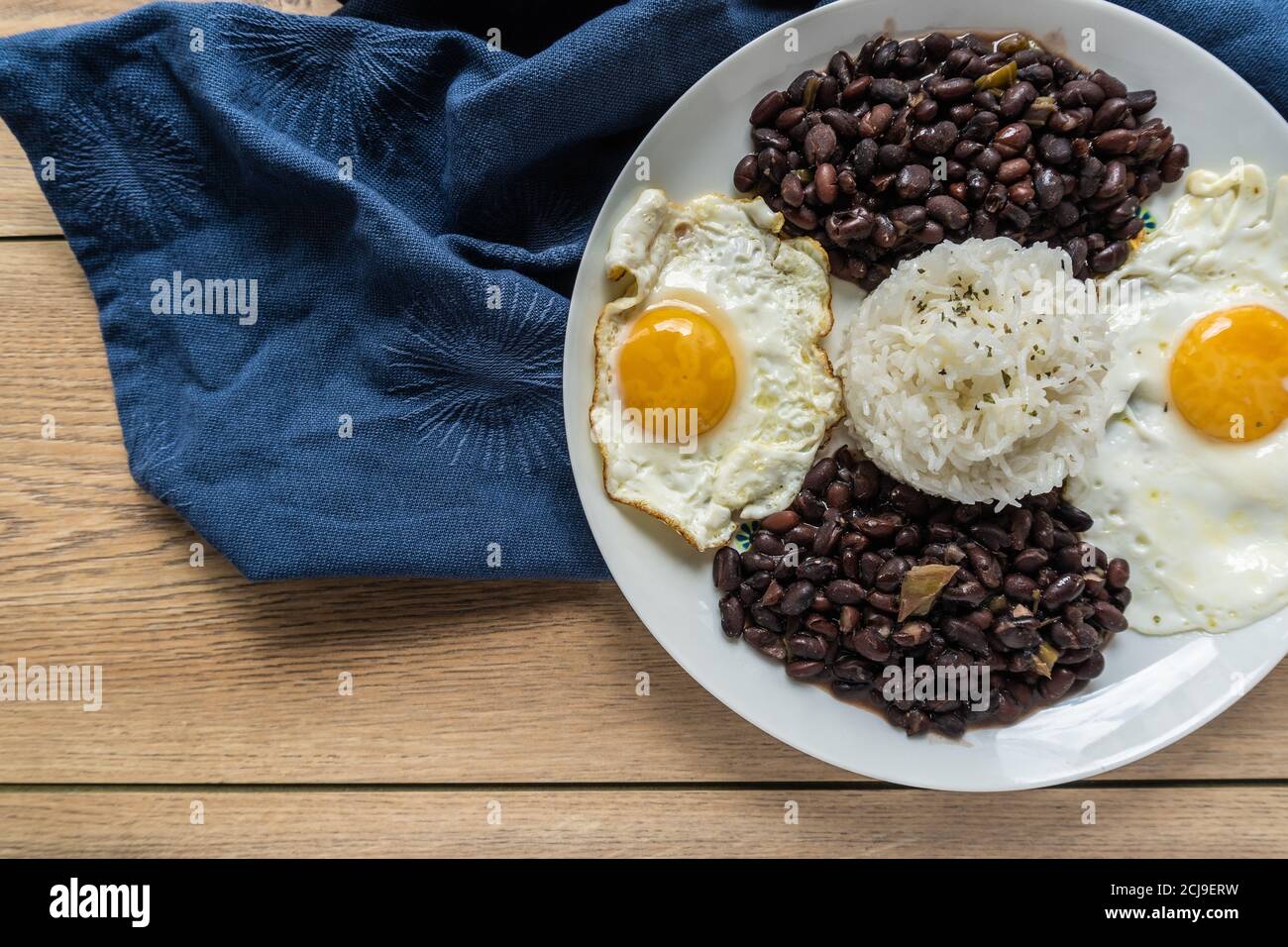 Gericht der traditionellen kubanischen Küche mit schwarzen Bohnen, Reis und Eiern Stockfoto