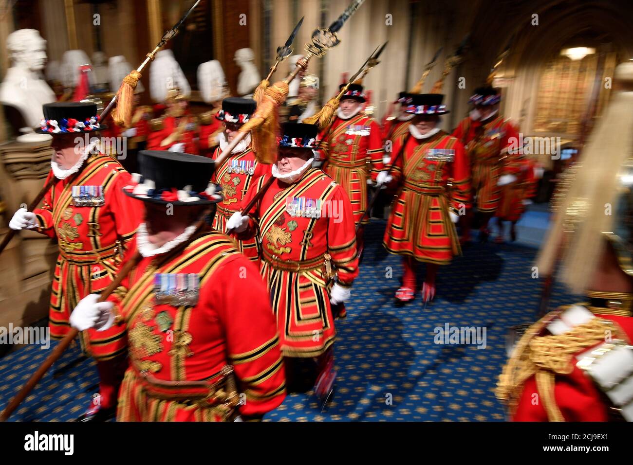 Mitglieder der Yeoman Guard kommen zur Staatseröffnung des Parlaments in den Houses of Parliament in London, Großbritannien, 19. Dezember 2019. REUTERS/Toby Melville/Pool Stockfoto