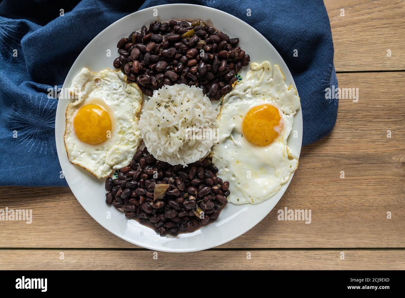 Gericht der traditionellen kubanischen Küche mit schwarzen Bohnen, Reis und Eiern Stockfoto