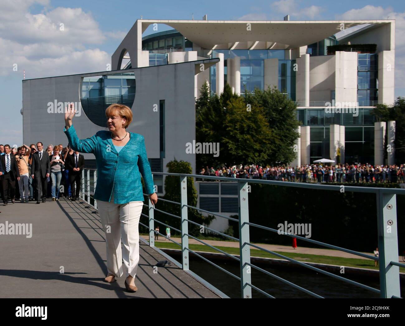 Bundeskanzlerin Angela Merkel Wellen für die Besucher, wie sie eine  Fußgängerbrücke über die Spree vor dem Kanzleramt während einer deutschen  Regierung "Tag der offenen Tür" in Berlin 25. August 2013 kreuzt. Einmal