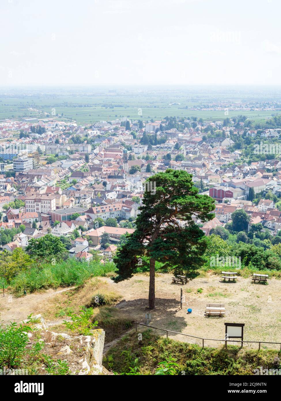 Stadtbild Bad Dürkheim vom Pfälzerwald aus gesehen (Süddeutschland) Stockfoto