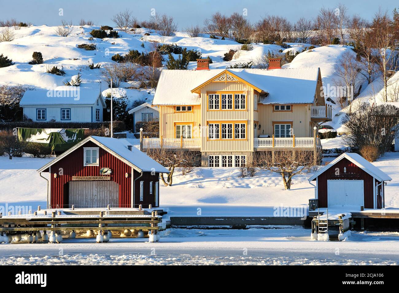 Winter entlang der schwedischen Westküste, ein schönes, traditionelles Haus auf Hamburgö, Bohuslän, Schweden, Sverige Stockfoto