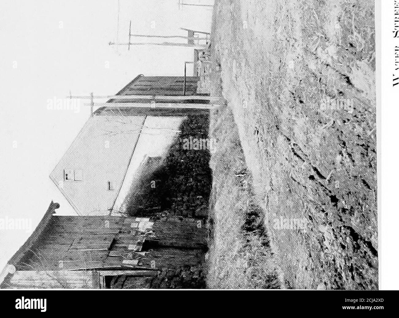 . Geschichte des Zwölften Regiments, Rhode Island Volunteers, im Bürgerkrieg, 1862-1863 . RHODE ISLAND VOLUNTEERS 37 die Steinmauer entlang der versunkenen Straße (eine wahre Festung an sich), unterstützt durch nachfolgende Verstärkungen, die dort Platz fanden und jMjsition, ermöglichte es ihnen, einen kontinuierlichen Flre auf die vorrückenden Säulen der Union Armee zu gießen, die zerstörerischste in der Geschichte. Etwa zwölf m. Sturgis erhielt den Befehl, GeneralCouch zu unterstützen, und begann dementsprechend, einen Teil seiner Teilung in Richtung der oberen Rückseite der Stadt und an die Front zu bewegen, wobei seine Truppen in einer Maßnahme unter Schutz gestellt wurden Stockfoto