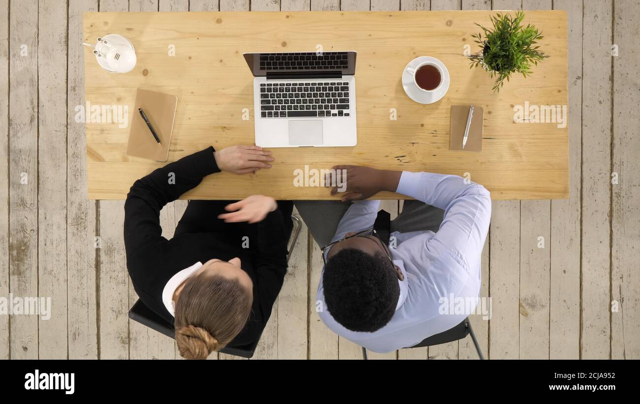 Business, Technologie und Bürokonzept - seriöse Geschäftsmann und Stockfoto