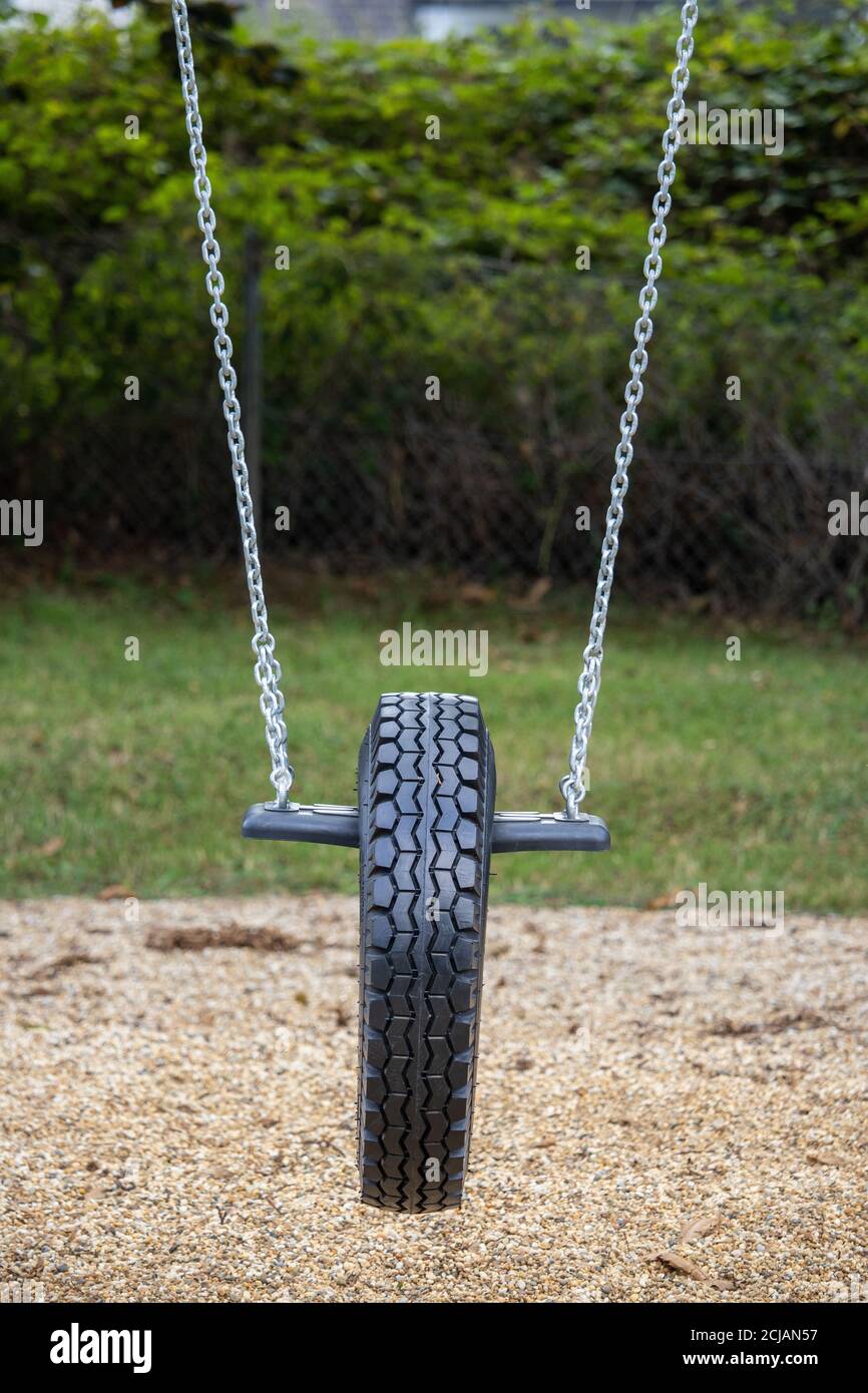 Vertikale Aufnahme einer Reifenschaukel auf einem Spielplatz  Stockfotografie - Alamy