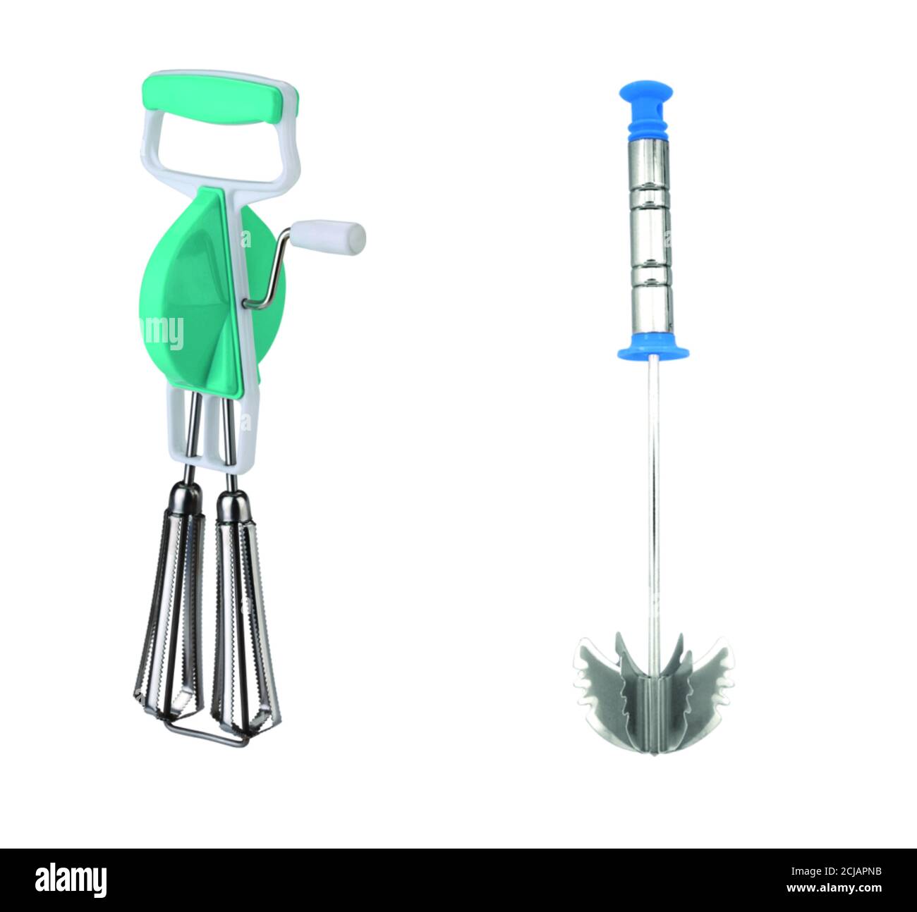 Der Koch beflüstert geschmolzene Schokolade in einer Rührschüssel aus Edelstahl mit einem alten Vintage-Drahtbesen aus nächster Nähe auf seine Hand, seinen Stabmixer, mixi, Hand Be Stockfoto