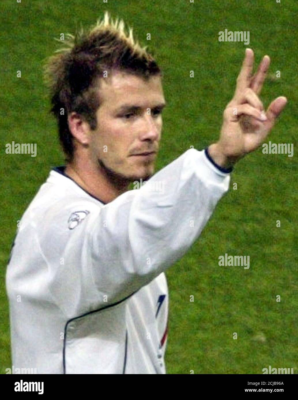 England Kapitan David Beckham Halt Drei Finger Um Drei Tore Wahrend Der Zweiten Runde Wm Finale Spiel Mit Danemark In Niigata 15 Juni 02 Reuters Jim Bourg Jb Gb Jdp Stockfotografie Alamy