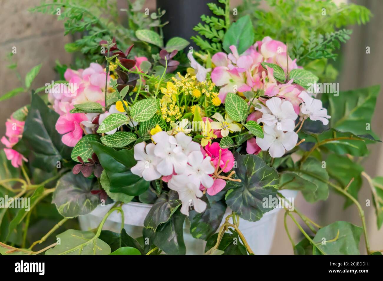 Bouquet von künstlichen Blumen. Stret und Heimtextilien Stockfoto