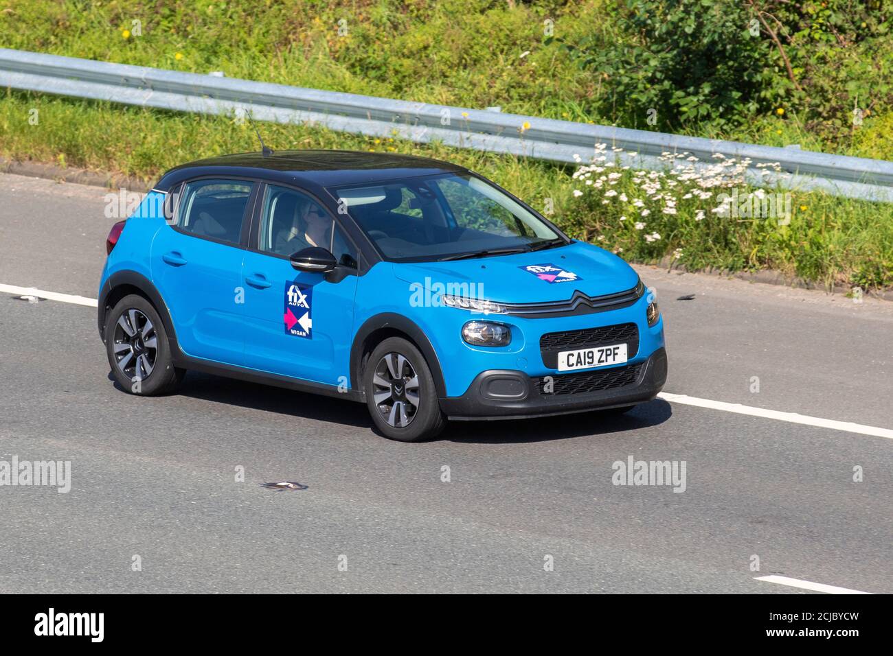 2019 Blue Citroën C3 Feel PureTech; Vehicular Traffic Moving Vehicles, Cars Driving Vehicle auf britischen Straßen, Motoren, Autofahren auf der Autobahn M6-Netz. Stockfoto