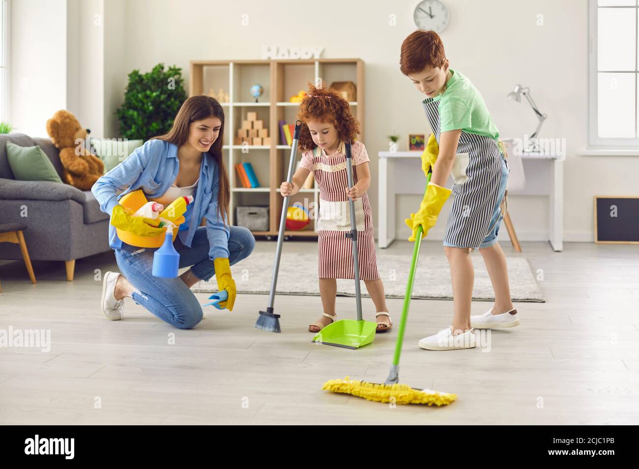 Familienreinigungshaus, Hygiene. Sauberkeit und Ordnung. Hausarbeit, Hausarbeit Stockfoto