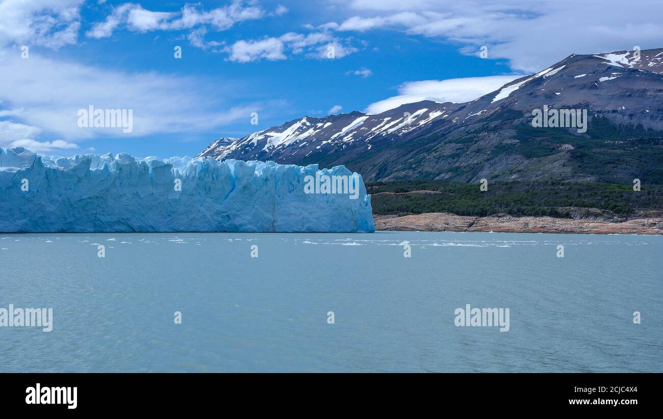 Perito Moreno Gletscher von der Wasserfront Stockfoto
