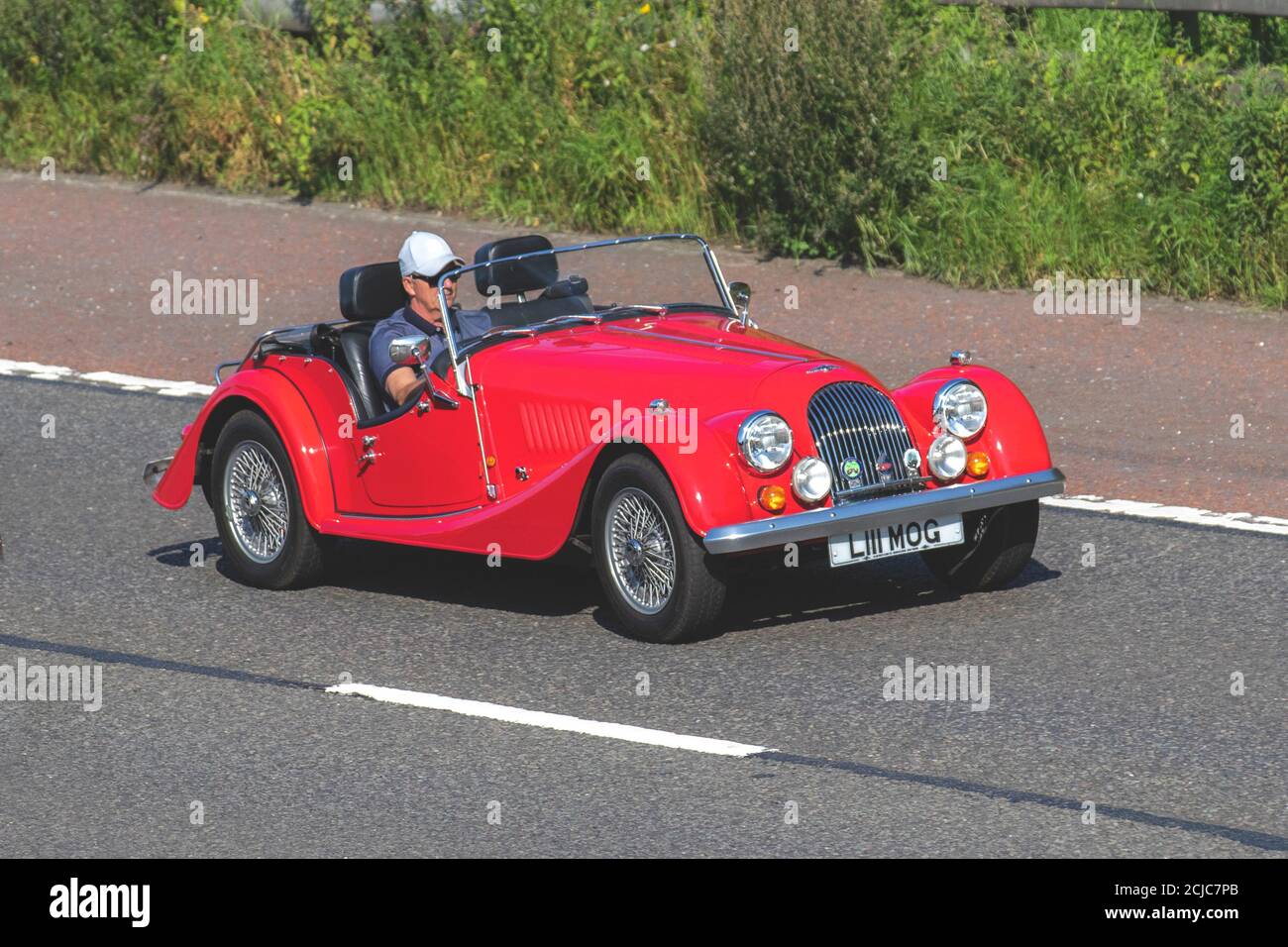 1994 Red Morgan Sportwagen; Fahrzeugverkehr Fahrzeuge, Autofahrer, Autos, Fahrzeuge auf britischen Straßen, 90er-Motoren, Autofahren auf der Autobahn M6. Stockfoto