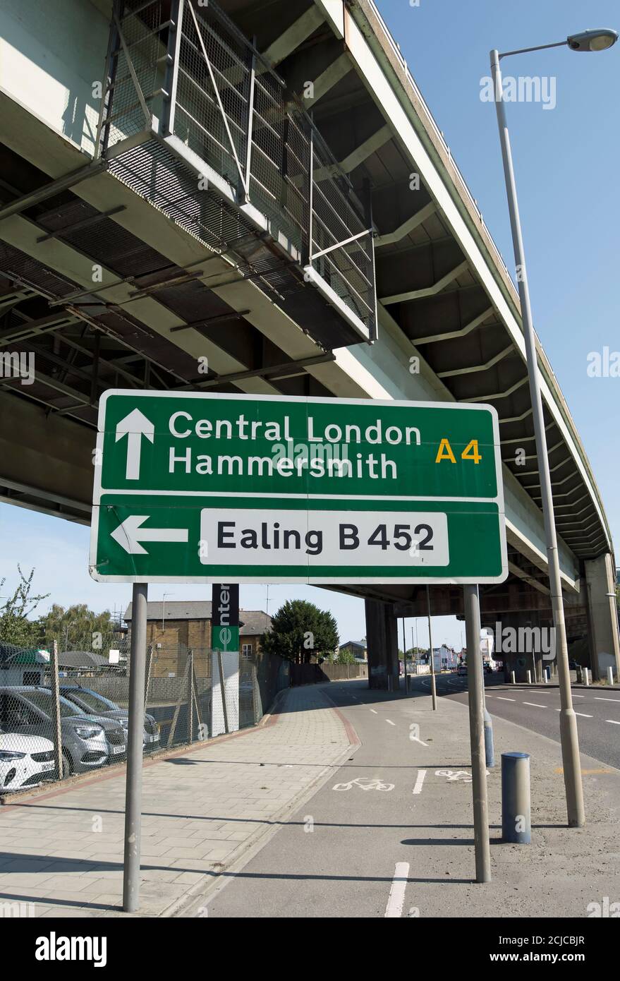 Straßenschild in Richtung Central london, hammersmith und ealing, unter einem erhöhten Abschnitt der autobahn m4, in brentford, london, england Stockfoto