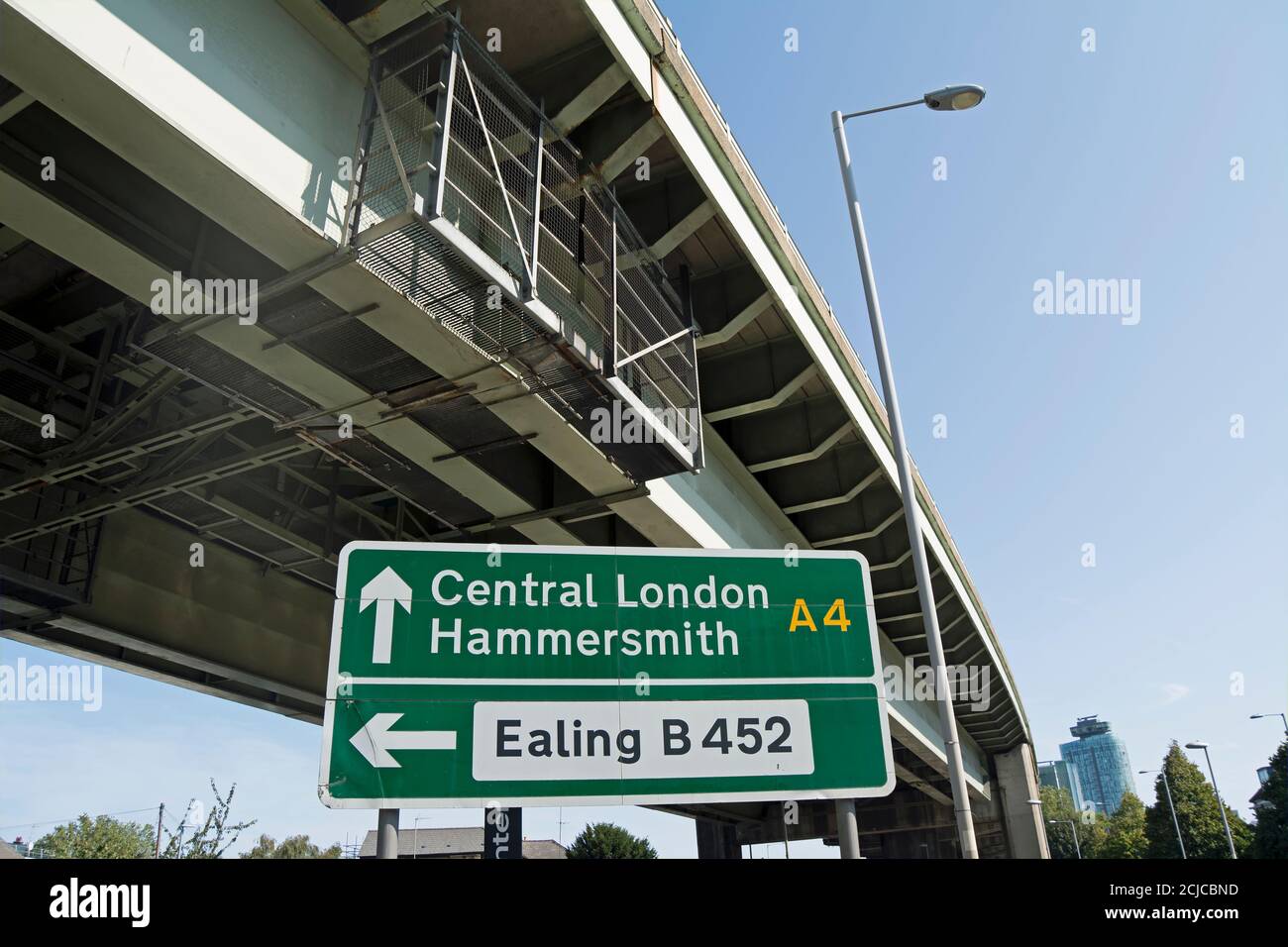 Straßenschild in Richtung Central london, hammersmith und ealing, unter einem erhöhten Abschnitt der autobahn m4, in brentford, london, england Stockfoto