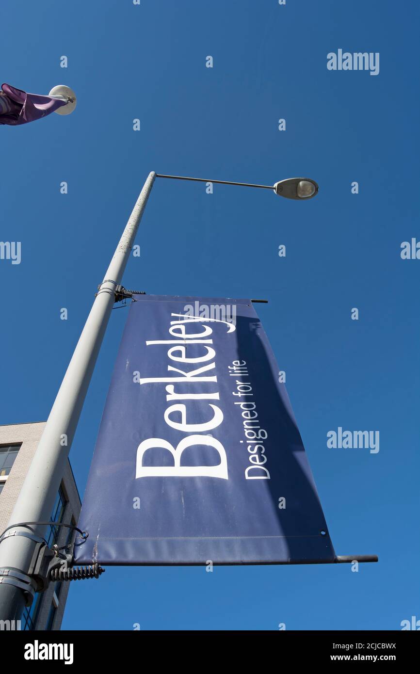 Banner-Zeichen des Bauträgers berkeley, mit entworfen für das Leben, Slogan, in kingston upon thames, surrey, england Stockfoto