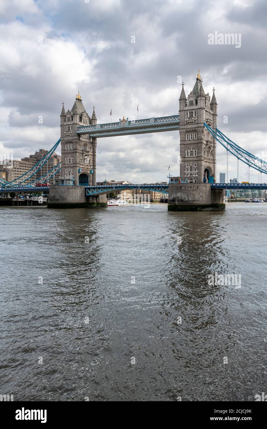 Londons berühmte Tower Bridge. Aufgenommen vom Südufer der Themse in der Nähe des Rathauses. Tower Bridge wird oft fälschlicherweise London Bridge genannt. Stockfoto