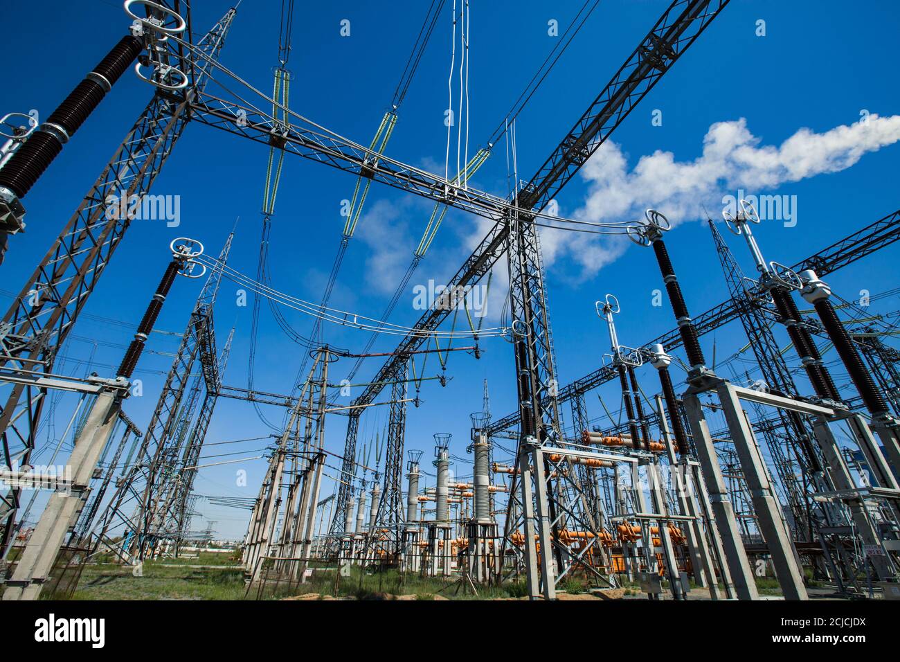 Transformatorumspannwerk des Kraftwerks (Kraftwerk). Elektrische Träger, Isolatoren (Isolatoren), Hochspannungsausrüstung und Versorgungseinrichtungen. Weißer SM Stockfoto