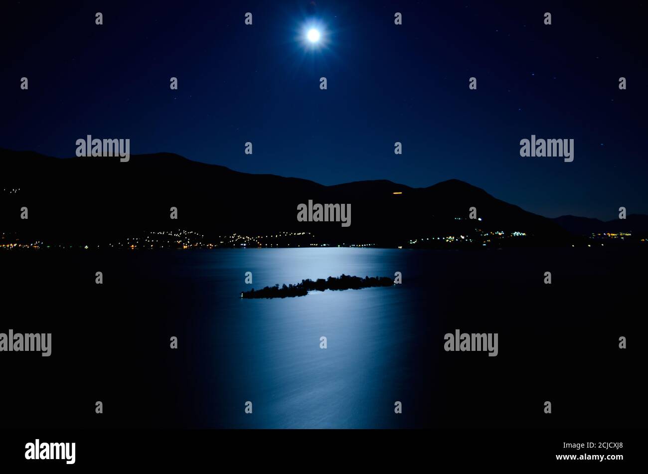 Mond Lichtreflexion über einem alpinen Lago Maggiore mit Brissago Inseln  und Berg bei Nacht im Tessin, Schweiz Stockfotografie - Alamy