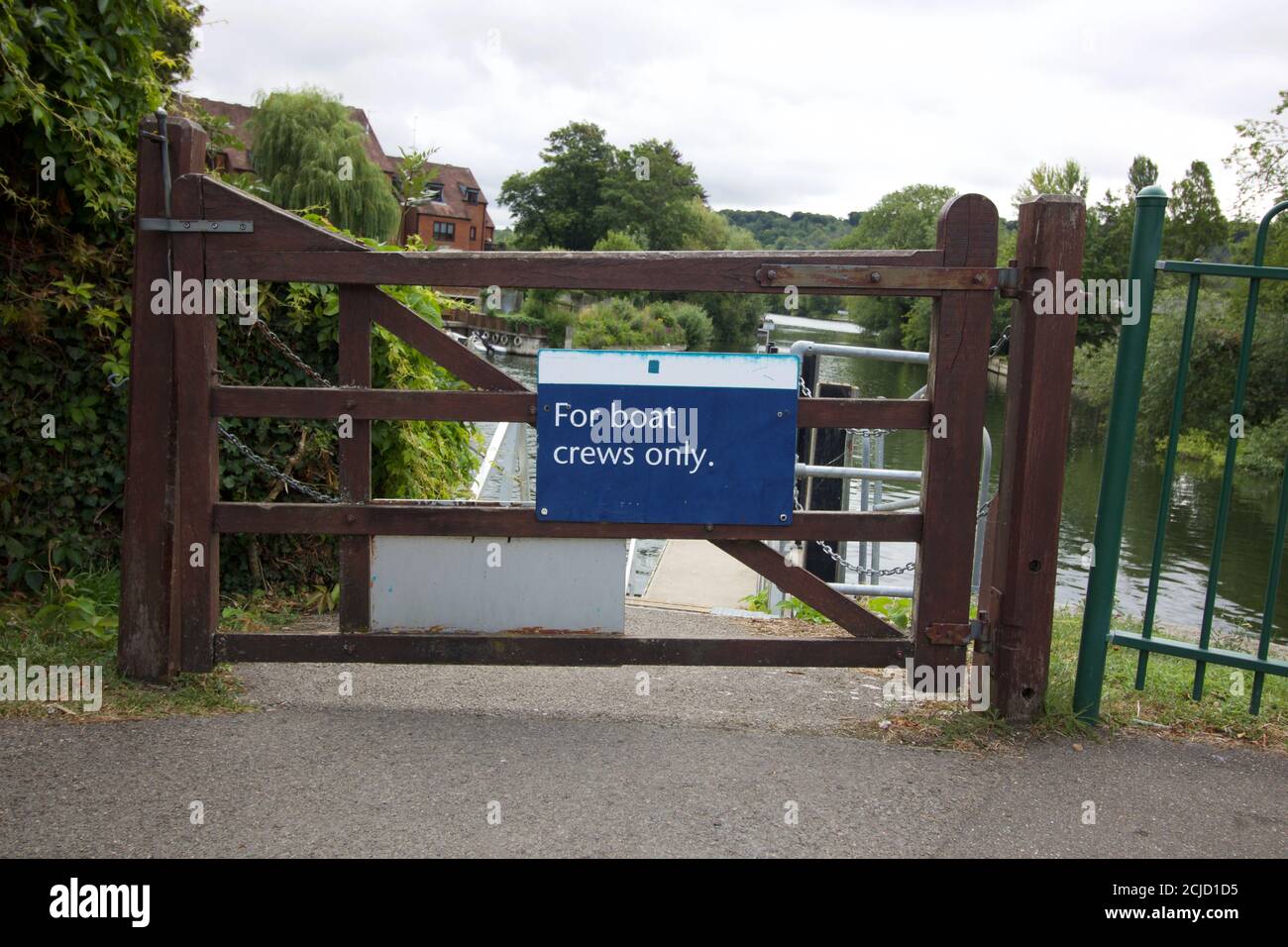 25. Juli 2020 - Marlow, Großbritannien: Schild am Tor, das nur die Besatzung des Bootes anzeigt Stockfoto