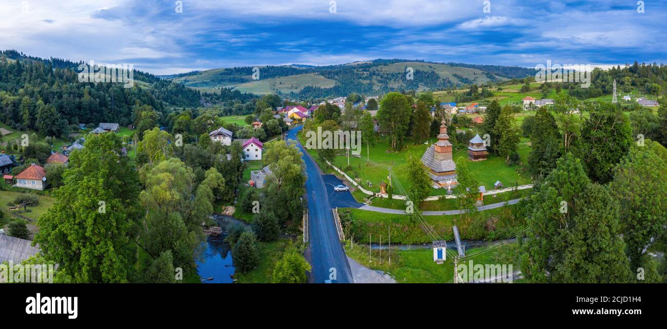 Luftaufnahme der alten Holzkirche in Pylypets, Karpaten Dorf, Ukraine Stockfoto