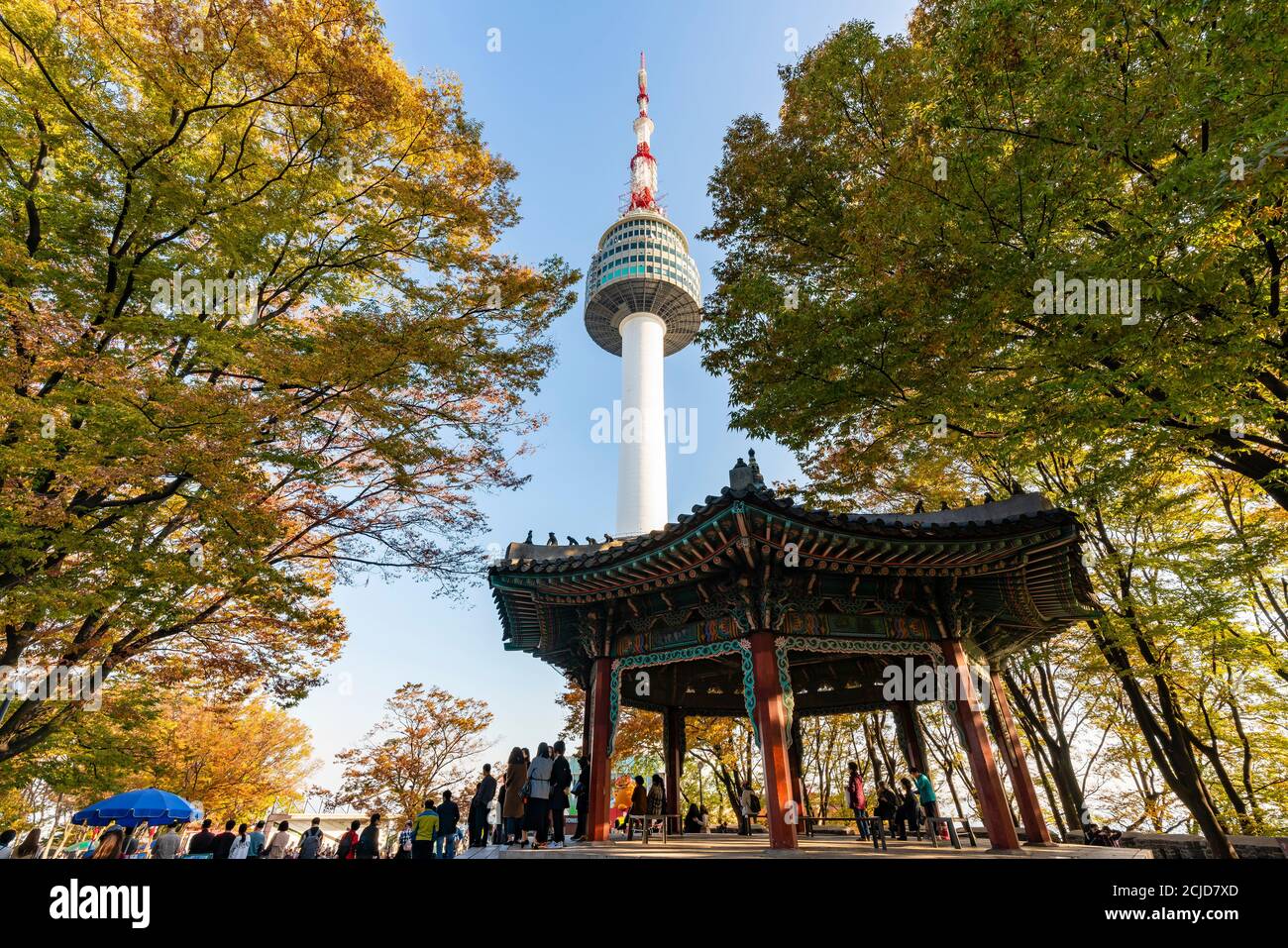 Touristen besuchen Seoul Tower in Südkorea Stockfoto