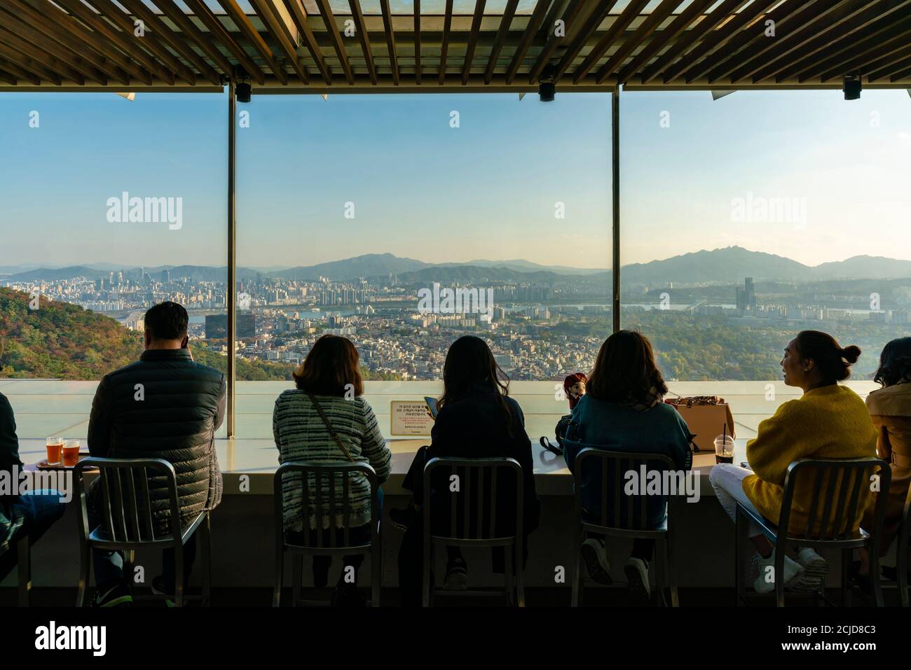 Menschen in mit Blick auf Seoul Stadt bei Sonnenuntergang Stockfoto