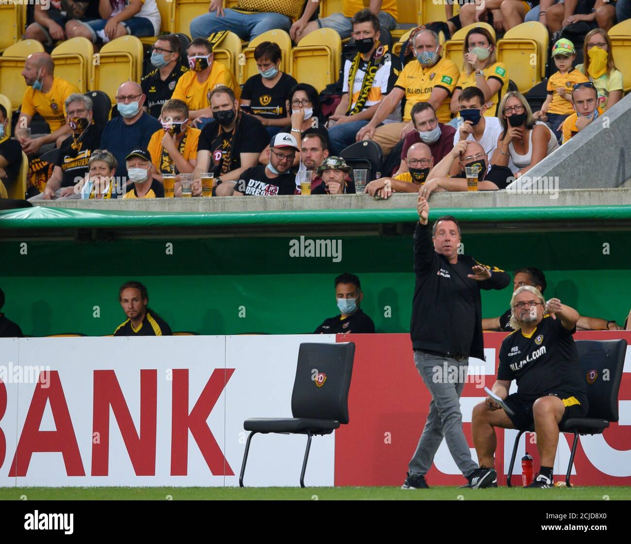 Dresden, Deutschland. September 2020. Fußball: DFB-Pokal, SG Dynamo Dresden - Hamburger SV, 1. Runde, im Rudolf-Harbig-Stadion. Dynamo-Coach Markus Kauczinski (l) und Co-Coach Heiko Scholz geben Anweisungen. Kredit: Robert Michael/dpa-Zentralbild/dpa - WICHTIGER HINWEIS: Gemäß den Bestimmungen der DFL Deutsche Fußball Liga und des DFB Deutscher Fußball-Bund ist es untersagt, im Stadion und/oder aus dem Spiel aufgenommene Aufnahmen in Form von Sequenzbildern und/oder videoähnlichen Fotoserien zu nutzen oder auszunutzen./dpa/Alamy Live News Stockfoto