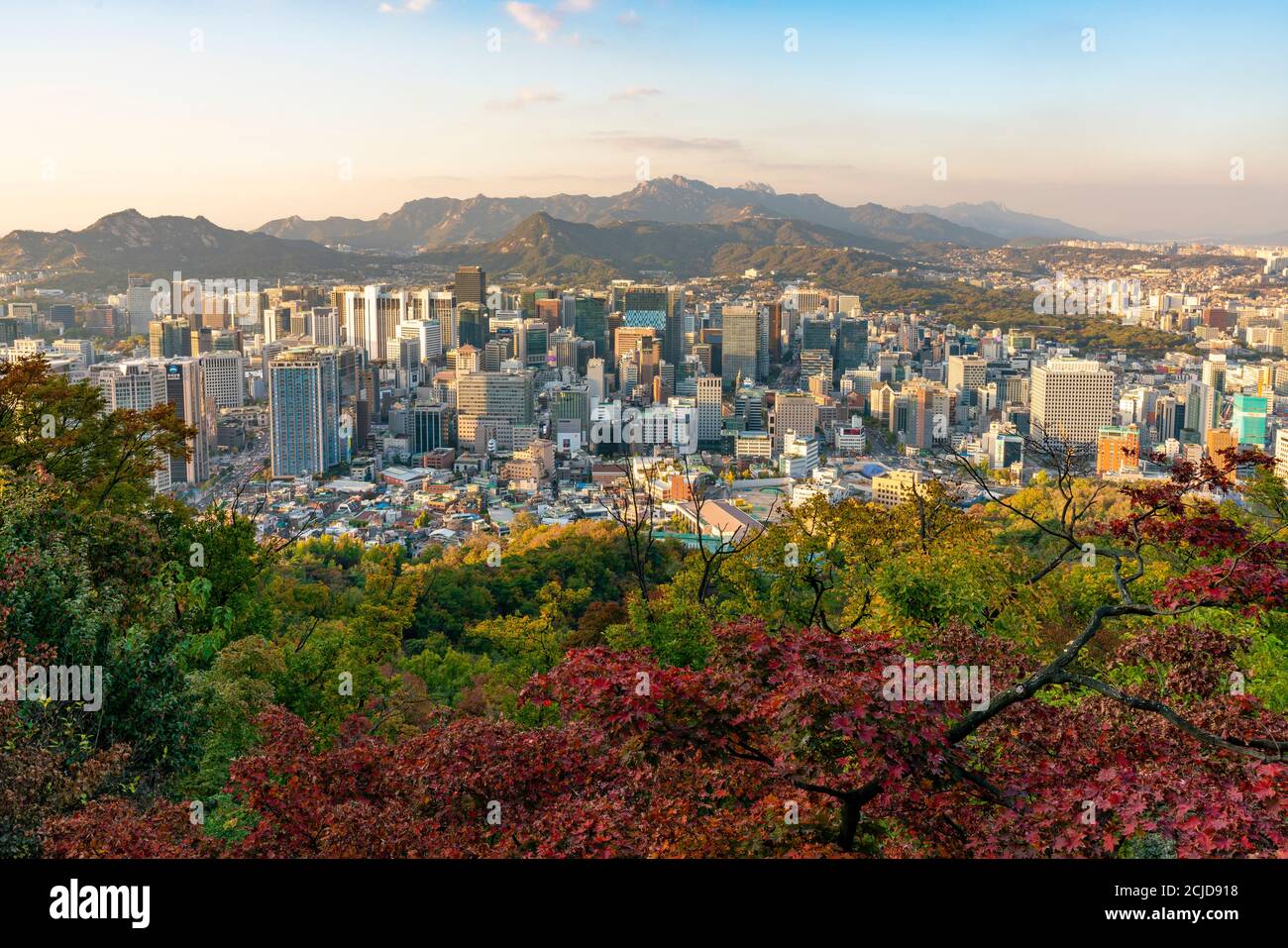Blick auf Seoul bei Sonnenuntergang vom Gipfel des Namsan Stockfoto