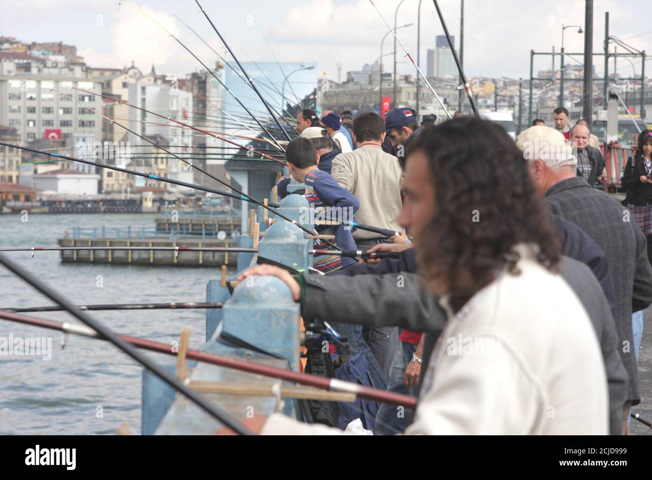 Männer fischen auf der Galata-Brücke, über das Goldene Horn, Istanbul, Türkei Stockfoto