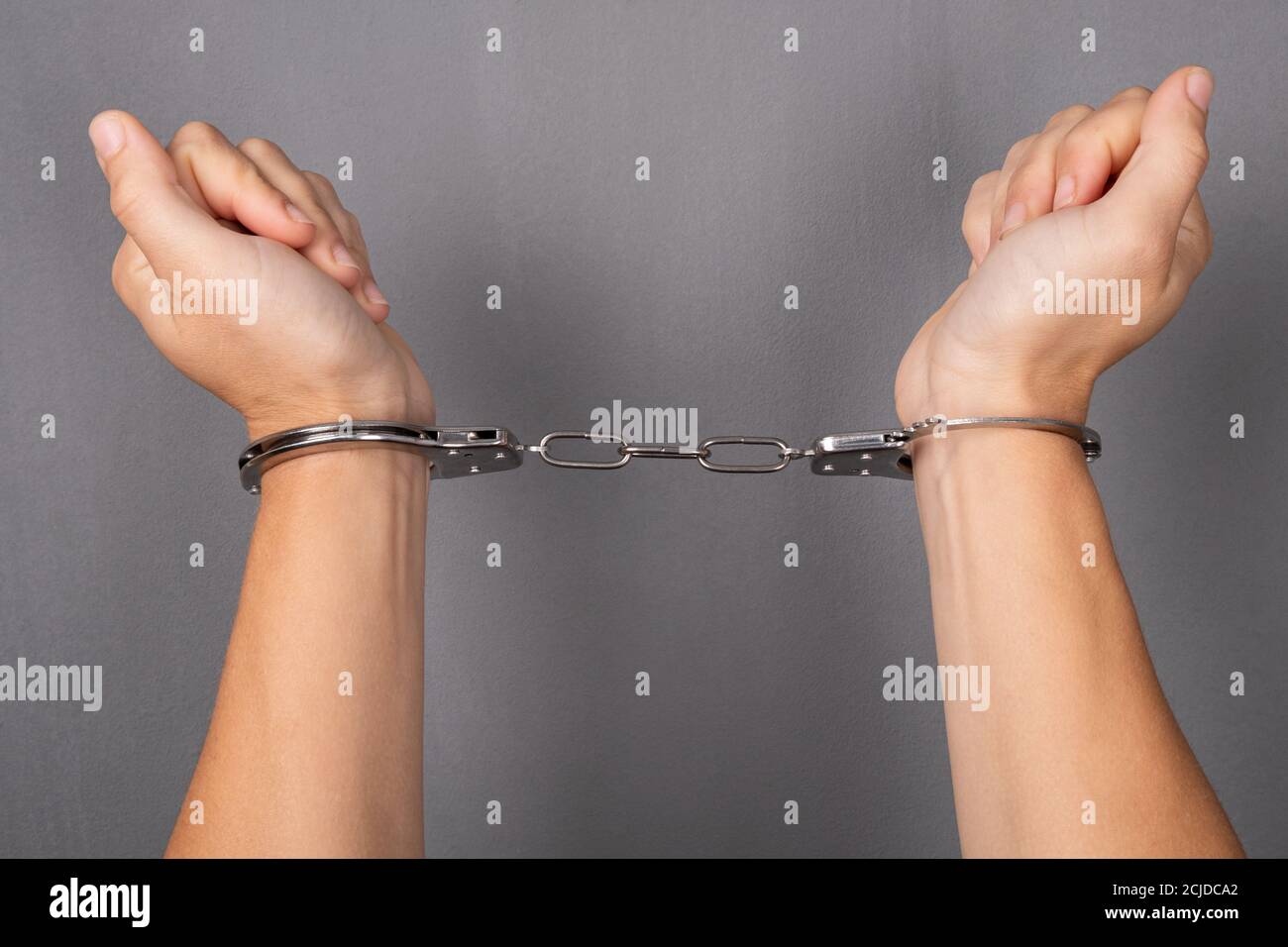 Hände in Handschellen, Festnahme, Bestrafung für ein Verbrechen. Stockfoto