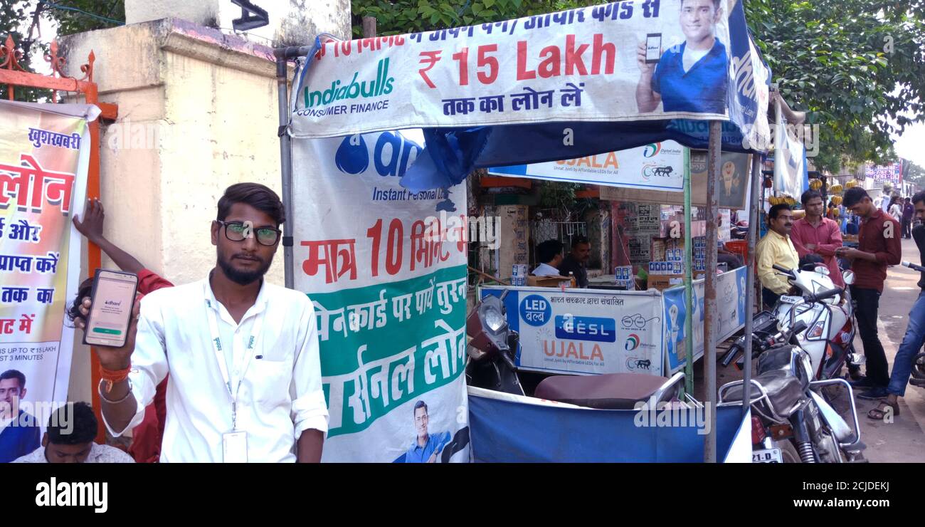 DISTRIKT KATNI, INDIEN - 24. SEPTEMBER 2019: Dhani Verkaufsvertreter, der Werbeaktivitäten auf dem indischen Markt macht. Stockfoto