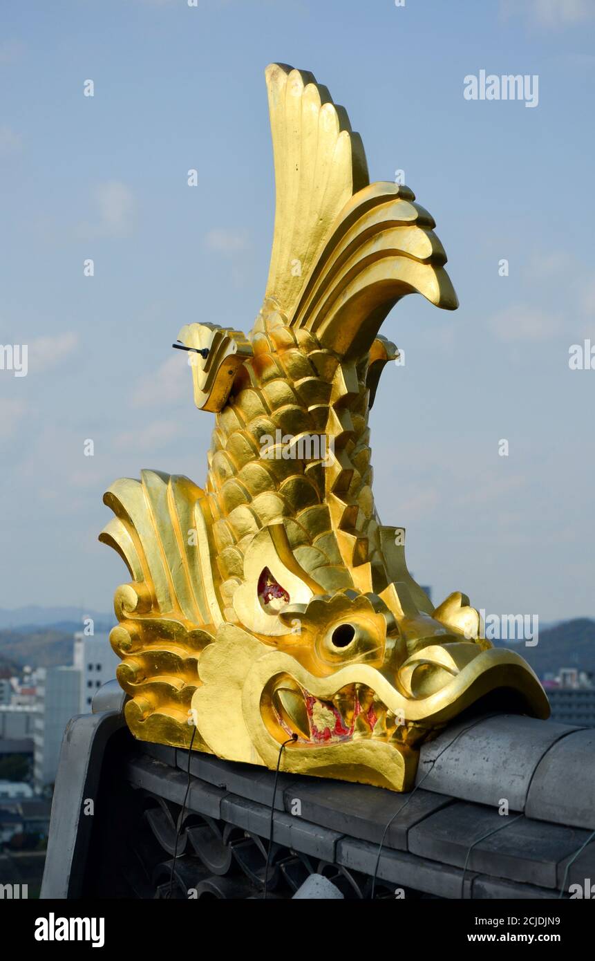 Eine goldene Fischskulptur (Shachihoko) auf dem Dach der Burg Okayama, Japan Stockfoto