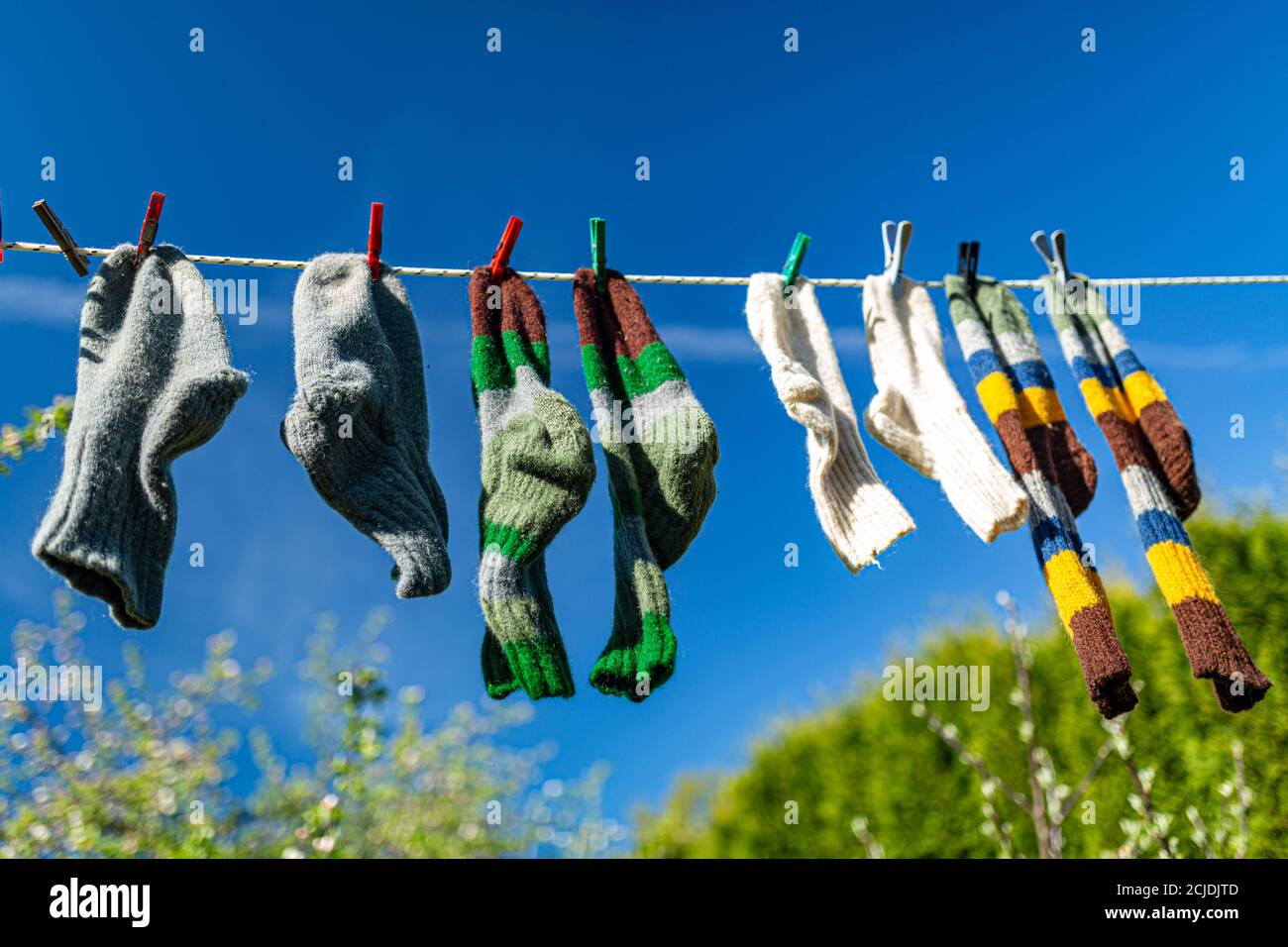 Socken hängen am Seil Stockfoto