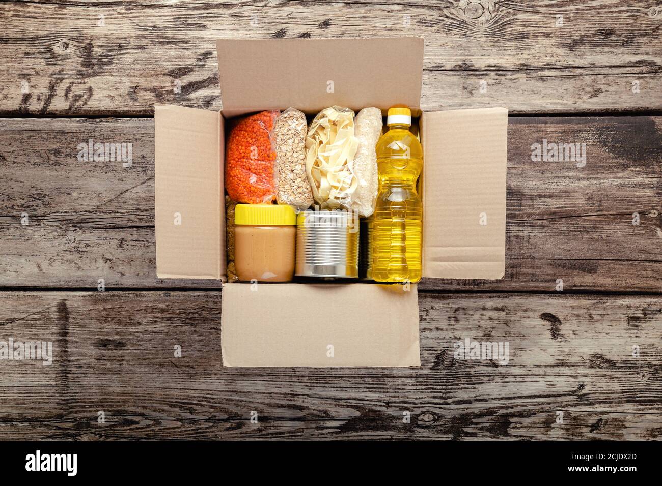 Lieferung von Lebensmitteln oder Spende Box während der Covid Quarantäne. Kontaktlose soziale Hauszustellung, sicheres Einkaufen in Coronavirus Pandemie. Essen zum Mitnehmen. Food Box Stockfoto